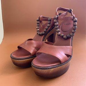Ugg sandal - almost new